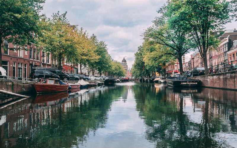 Du kannst auch nachhaltigen Urlaub in Großstädten wie Amsterdam erleben